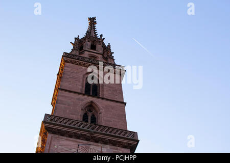 Turm des Basler Münsters (Kirche und ehemalige Kathedrale) in Basel, Schweiz. Stockfoto