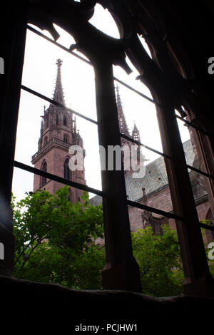 Blick auf das Basler Münster (Kirche und ehemalige Kathedrale) aus dem Kreuzgang, in Basel, Schweiz. Stockfoto