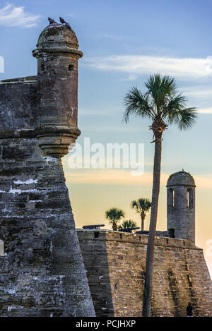 Castillo de San Marcos, die älteste Mauerwerk fort in den kontinentalen Vereinigten Staaten, bei Sonnenaufgang auf der Matanzas Bay in St. Augustine, Florida. Stockfoto