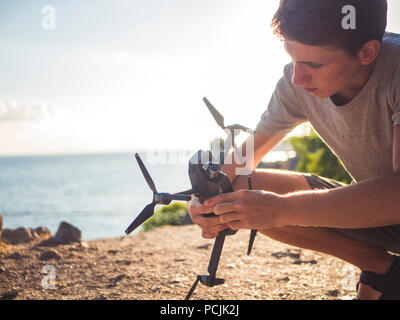 Nahaufnahme Person die Drohne Outdoor Set up einstellen und abgerissen, bis Stockfoto