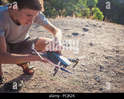 Nahaufnahme Person die Drohne Outdoor Set up einstellen und abgerissen, bis Stockfoto