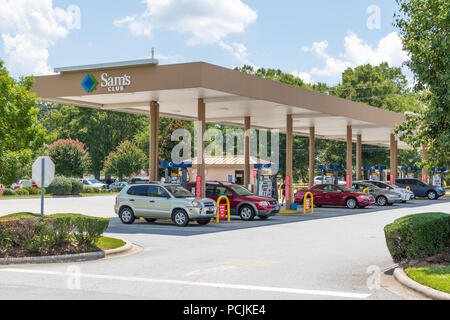 HICKORY, NC, USA-26 Juli 18: gas Sam Club Station, von Walmart betrieben. Stockfoto