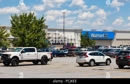 HICKORY, NC, USA-26 Juli 18: Walmart Superstore Zweig, einem geschäftigen Parkplatz. Stockfoto