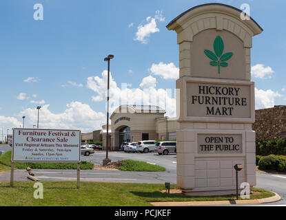 HICKORY, NC, USA-26 18. JULI: ein Großer, multi-Marken Möbel Einrichtung. Stockfoto