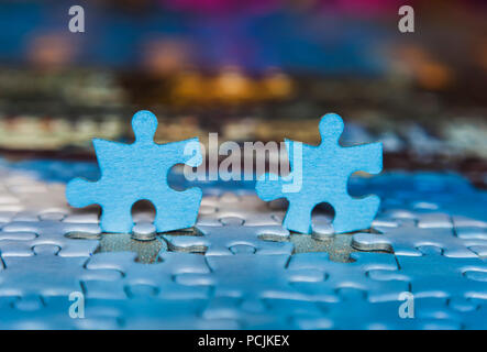 Zwei Puzzleteile aus der Menge herausragen. Business Konzept Stockfoto