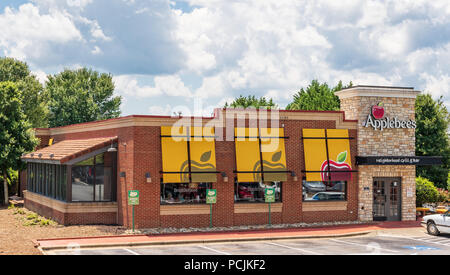 HICKORY, NC, USA-26 Juli 18: Eine lokale Applebee Neighborhood Grill & Bar Lage. Im Jahr 2007, die Kette wurde von IHOP gekauft. Stockfoto