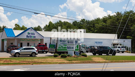 HICKORY, NC, USA-26 18 Juli: "Lebensraum für die Menschheit wiederherstellen' verkauft neue und gebrauchte Möbel, Geräte, Wohnaccessoires, Baumaterial. Stockfoto