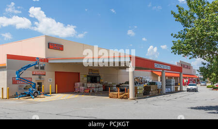 HICKORY, NC, USA-26 18 Juli: Der Auftragnehmer Pick-up-Station von einem Zweig von Home Depot, mit einem mechanischen Auftrieb. Stockfoto