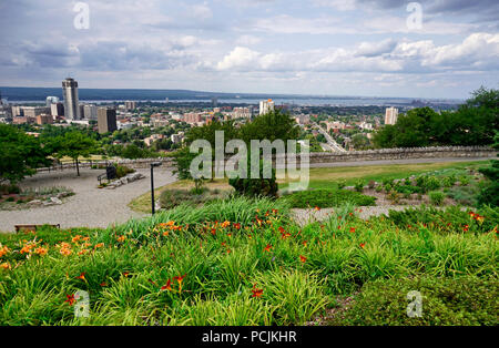 Blick auf Hamilton Wahrzeichen der Stadt und Hafen Skyline mit angelegten Blumenbeete auf Niagara Escarpment entlang Blau Trail im bewölkten Tag im Summ Stockfoto