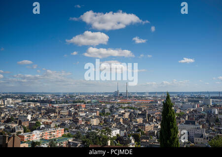 Blick über Le Havre in Richtung der Docks auf der Seinemündung und Honfleur darüber hinaus. Stockfoto