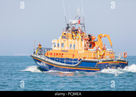 Im englischen Kanal, in der Nähe der Isle of Wight; 7. Juli 2018; Yarmouth Rettungsboot in der Nähe der Nadeln Leuchtturm Stockfoto