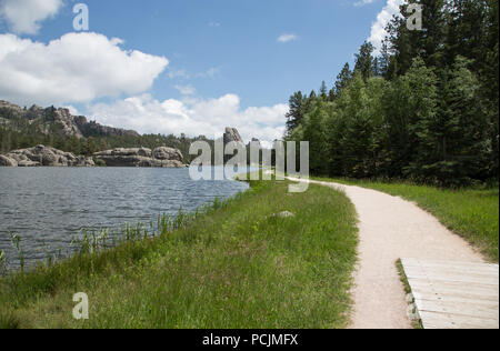 Wanderweg entlang Mountain Lake Stockfoto