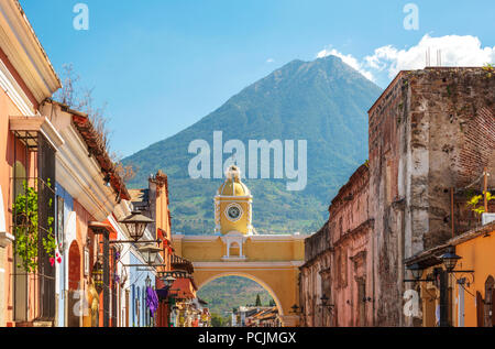 Antigua Guatemala, klassische Kolonialstadt mit berühmten Arco de Santa Catalina und Volcan de Agua hinter Stockfoto