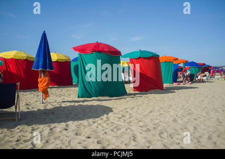 Farbenfrohe Strand Zelte und Sonnenschirme am Les Planches Promenade von Deauville, Frankreich. Stockfoto