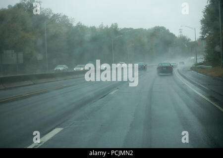 Das schlechte Wetter auf der I 95 Bridge in New Haven CT Stockfoto