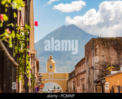 Antigua Guatemala, klassische Kolonialstadt mit berühmten Arco de Santa Catalina und Volcan de Agua hinter Stockfoto