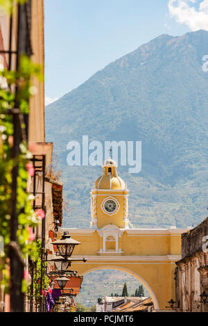 Antigua Guatemala, klassische Kolonialstadt mit berühmten Arco de Santa Catalina und Volcan de Agua hinter Stockfoto