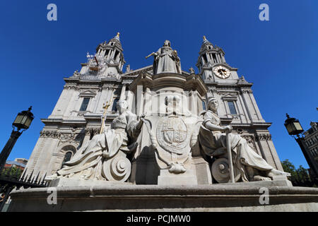 Queen Anne Statue außerhalb der Saint Paul's Cathedral in London, England, Großbritannien Stockfoto