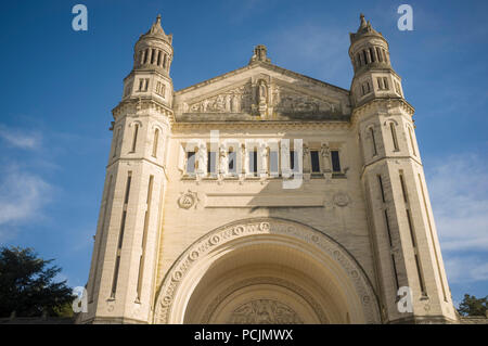 Die Fassade der Basilika von St. Thérèse, Lisieux, Normandie, Frankreich. Stockfoto