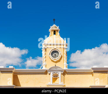 Das Arco de Santa Catalina Uhrturm in Antigua, Guatemala in Mittelamerika. Stockfoto