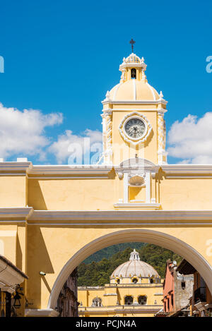 Das Arco de Santa Catalina Uhrturm in Antigua, Guatemala in Mittelamerika. Stockfoto