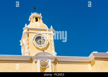 Das Arco de Santa Catalina Uhrturm in Antigua, Guatemala in Mittelamerika. Stockfoto