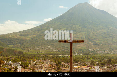 Cerro de la Cruz Aussichtspunkt oberhalb der touristischen Stadt Antigua, Guatemala mit Vulkan hinter Stockfoto