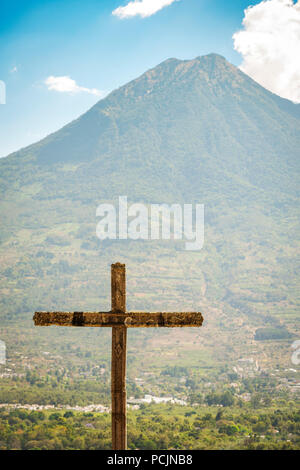 Cerro de la Cruz Aussichtspunkt oberhalb der touristischen Stadt Antigua, Guatemala mit Vulkan hinter Stockfoto