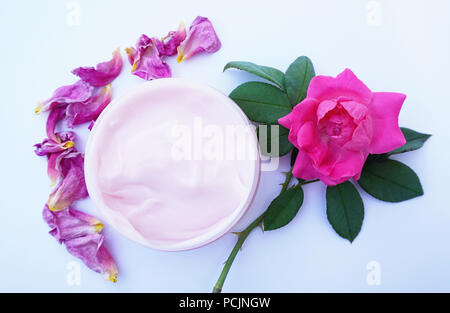 Natürliche selbstgemachte Kosmetik- und Organic Skin Care Konzept. Hausgemachte reine, natürliche Creme von Parfümierten aus Rosenblättern, Pflege für die empfindliche Haut Stockfoto