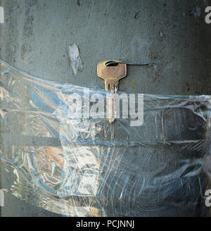 Ein verlorener Schlüssel gefunden und an einer Stange auf der Straße aufgenommen Stockfoto