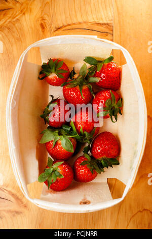 Vielen süßen roten Erdbeeren Beeren im Korb auf Zähler nach der Familie erdbeerpflücken Spaß für eine gesunde Ernährung mit ausreichend Vitaminen im Sommer Stockfoto