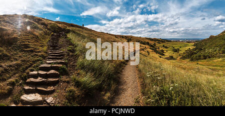 Wanderer Klettern bis hin zu den Arthur's Seat peak in Holyrood Park. Edinburgh, Schottland, Vereinigtes Königreich. Stockfoto