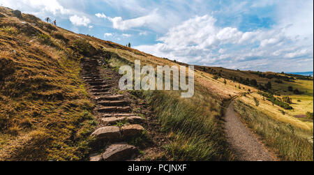 Wanderer Klettern bis hin zu den Arthur's Seat peak in Holyrood Park. Edinburgh, Schottland, Vereinigtes Königreich. Stockfoto