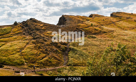 Wanderer Klettern bis hin zu den Arthur's Seat peak in Holyrood Park. Edinburgh, Schottland, Vereinigtes Königreich. Stockfoto