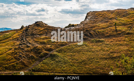 Wanderer Klettern bis hin zu den Arthur's Seat peak in Holyrood Park. Edinburgh, Schottland, Vereinigtes Königreich. Stockfoto