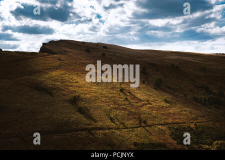 Wanderer Klettern bis hin zu den Arthur's Seat peak in Holyrood Park. Edinburgh, Schottland, Vereinigtes Königreich. Stockfoto