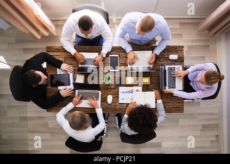 Gruppe von Geschäftsleuten Arbeiten am Laptop über Holz- Schreibtisch Stockfoto