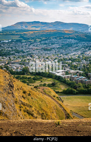 Blick auf Newington und Blackford Bezirk mit Pentland Hills Regional Park auf dem Hintergrund von Arthur's Seat. Edinburgh, Schottland, Vereinigtes Königreich. Stockfoto