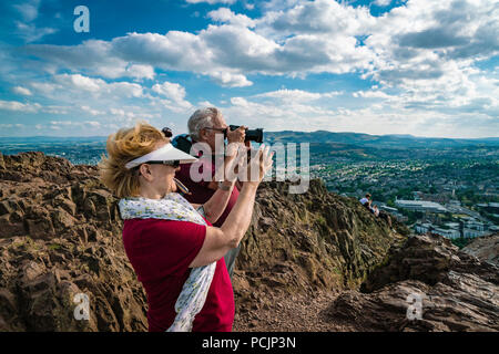 Touristen Edinburgh fotografieren bei Sonnenuntergang von der Oberseite des Arthur's Seat in Holyrood Park. Edinburgh, Schottland, Vereinigtes Königreich. Stockfoto