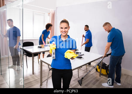Portrait eines glücklichen Frau Hausmeister bei der Arbeit Stockfoto