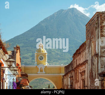 Volcan de Agua hoch hinter der Stadt Antigua, Guatemala in Mittelamerika. Stockfoto