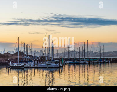 Boote in der San Francisco Bay bei Sonnenuntergang Stockfoto