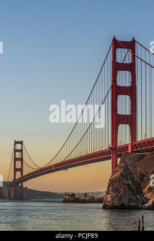 Sonnenuntergang auf der Golden Gate Bridge in San Francisco. Stockfoto