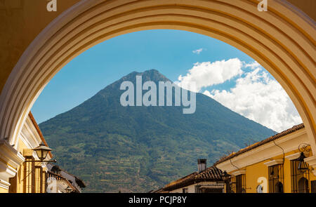 Volcan de Agua hoch hinter der Stadt Antigua, Guatemala in Mittelamerika. Stockfoto