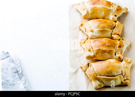 Chilenischen EMPANADAS DE PINO. Empanadas auf weißem Hintergrund. Platz kopieren Stockfoto