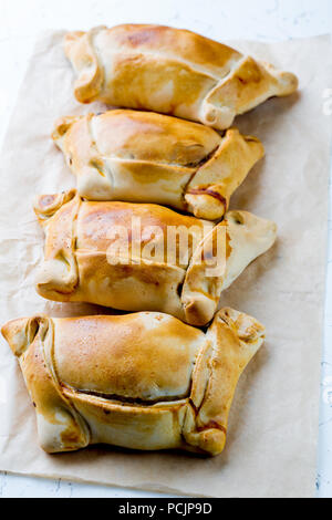 Chilenischen EMPANADAS DE PINO. Empanadas auf weißem Hintergrund. Vertikale Stockfoto