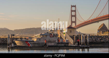 Sonnenuntergang auf US Coast Guard Station unter der Golden Gate Bridge in San Francisco. Stockfoto