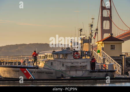 Sonnenuntergang auf US Coast Guard Station unter der Golden Gate Bridge in San Francisco. Stockfoto