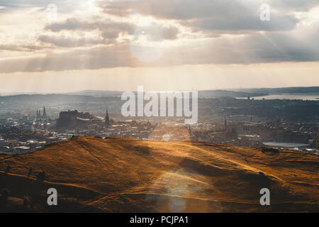 Blick auf Edinburgh von Arthur's Seat in Holyrood Park. Schottland, Vereinigtes Königreich. Stockfoto