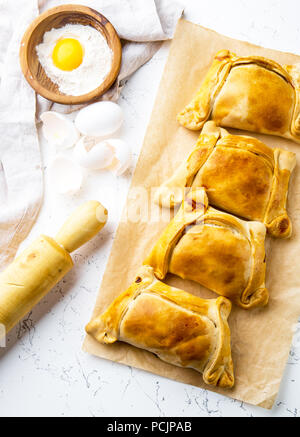 Chilenischen EMPANADAS DE PINO. Tag der Unabhängigkeit backen Konzept. Empanadas auf weißem Hintergrund. Stockfoto